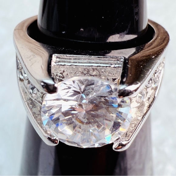 Gorgeous vintage Silvertone size 5 3/4 bling costume ring